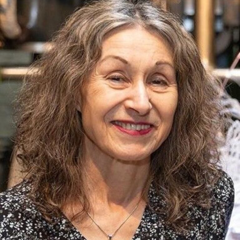 Lesley Downer